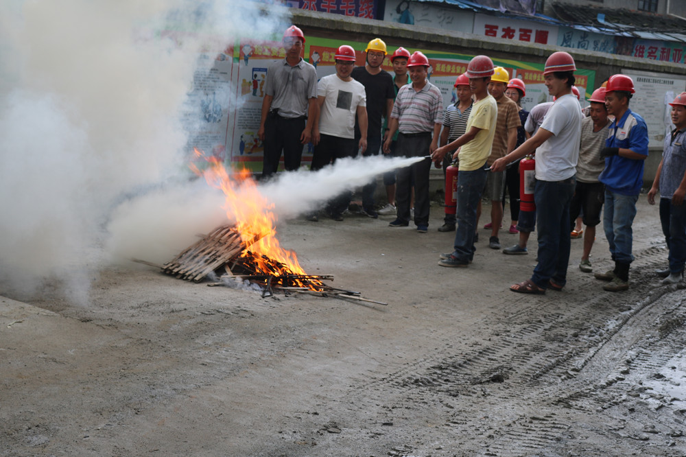 福建易順建筑工程有限公司“東升商城”工程2017年度《安全生產(chǎn)月》消防、救援應(yīng)急演練