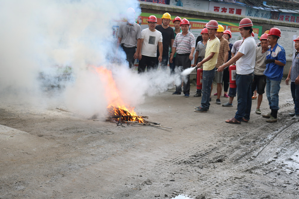 福建易順建筑工程有限公司“東升商城”工程2017年度《安全生產(chǎn)月》消防、救援應(yīng)急演練