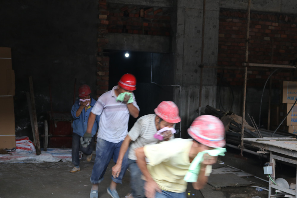 福建易順建筑工程有限公司“東升商城”工程2017年度《安全生產(chǎn)月》消防、救援應(yīng)急演練