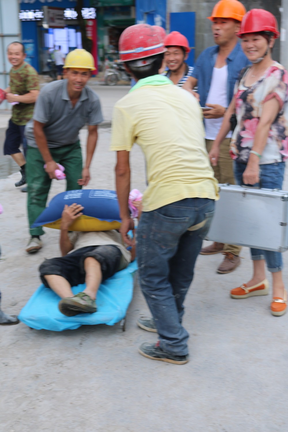 福建易順建筑工程有限公司“東升商城”工程2017年度《安全生產(chǎn)月》消防、救援應(yīng)急演練