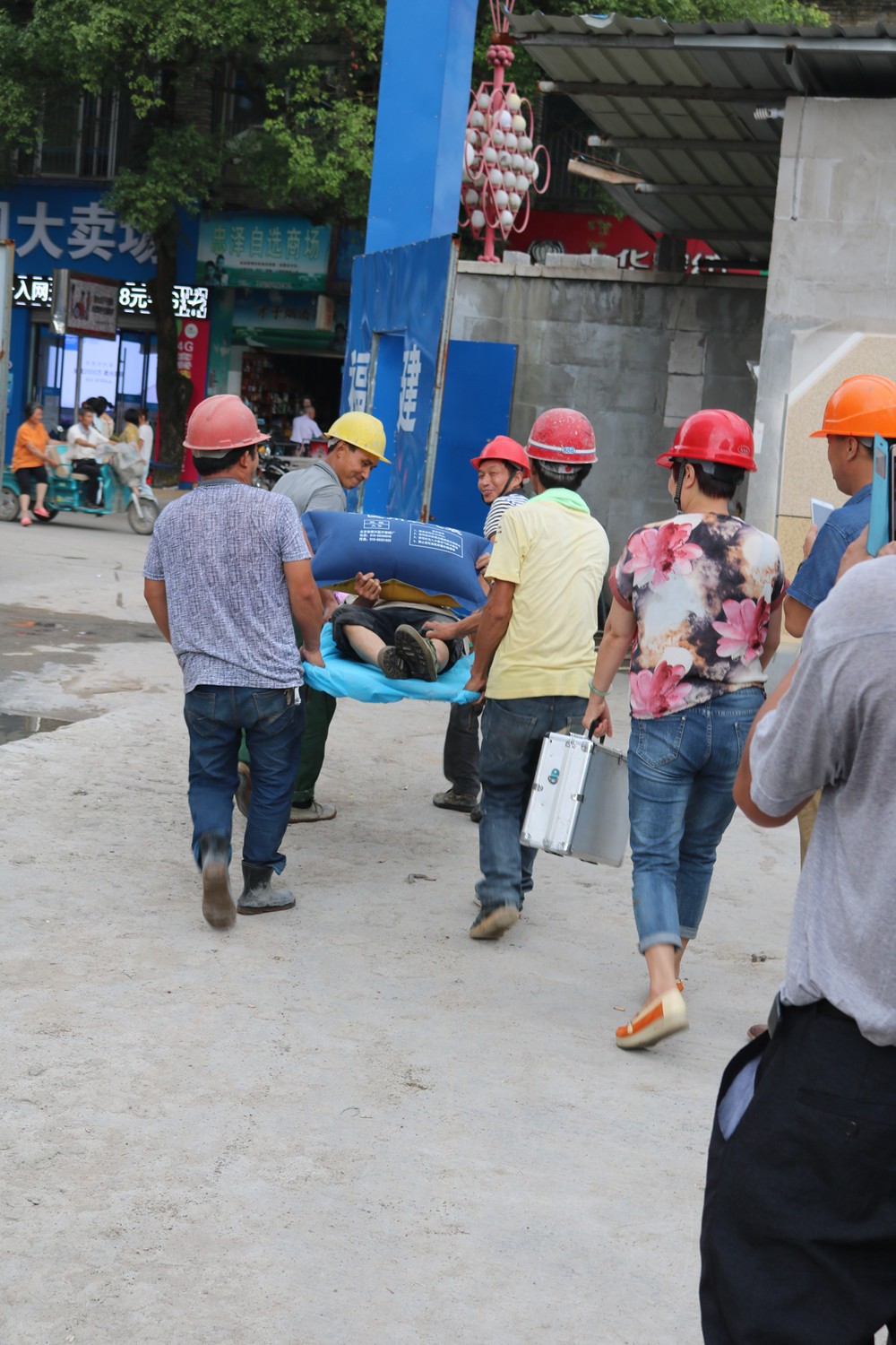 福建易順建筑工程有限公司“東升商城”工程2017年度《安全生產(chǎn)月》消防、救援應(yīng)急演練