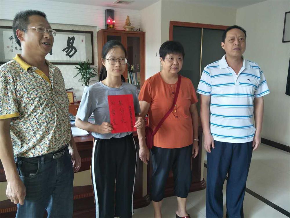 福建易順建筑工程有限公司2017年第一屆：“金秋助學(xué)，學(xué)子圓夢，誠信你我，感恩社會”