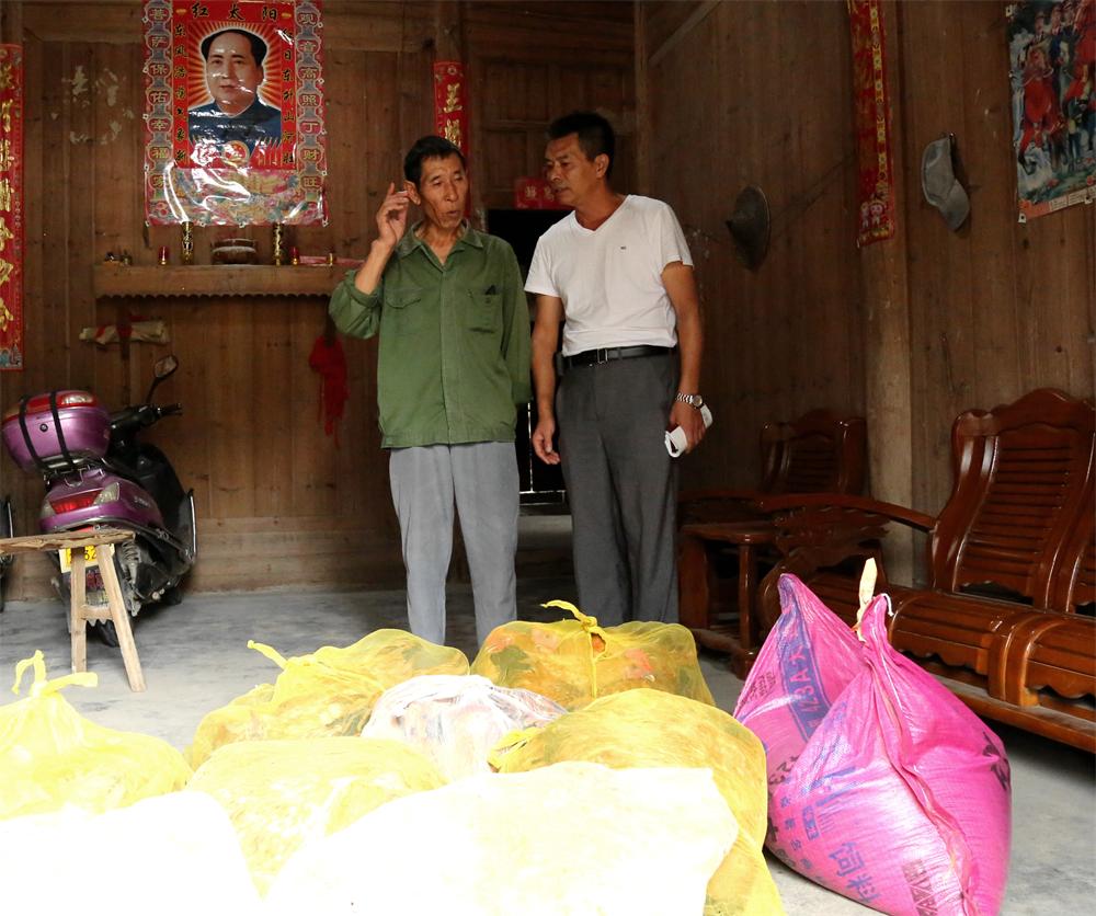 福建易順建筑工程有限公司“互動聯(lián)動、掛鉤幫扶”招沙甲村貧困戶捐贈儀式