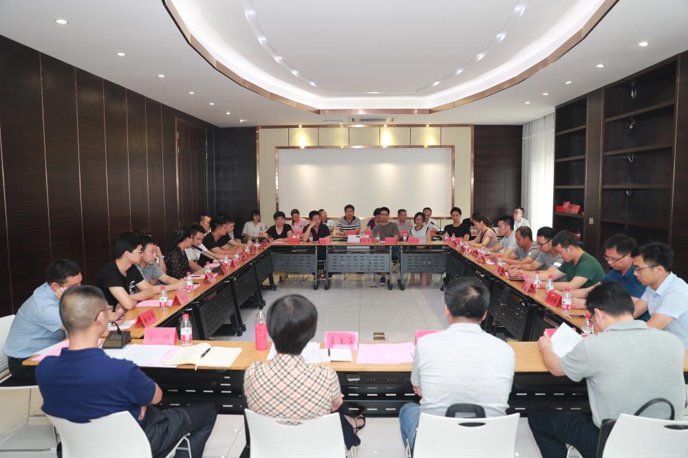 由（縣委常委、政法委書記）官雄主持、黃美萍（縣委書記）蘇建旗（縣長）參加“村企結對、真情幫扶”簽約授牌儀式、