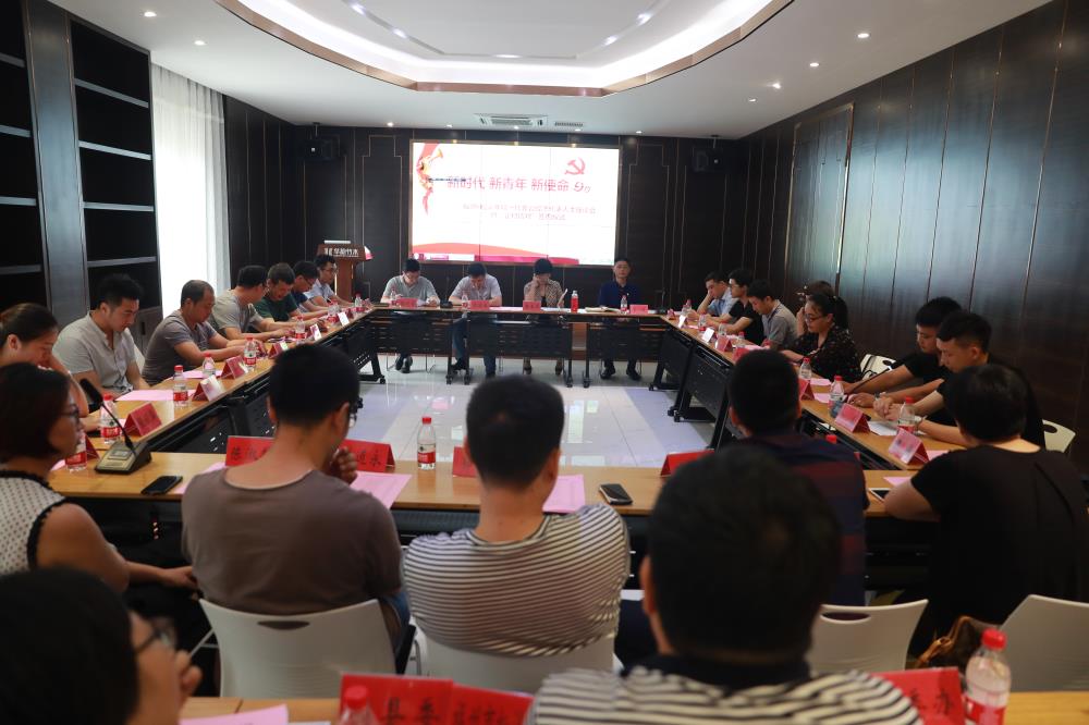 由（縣委常委、政法委書記）官雄主持、黃美萍（縣委書記）蘇建旗（縣長）參加“村企結對、真情幫扶”簽約授牌儀式、