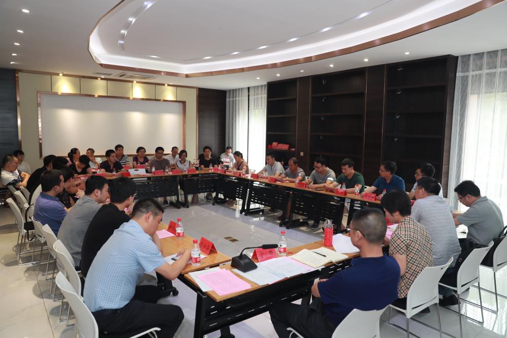 由（縣委常委、政法委書記）官雄主持、黃美萍（縣委書記）蘇建旗（縣長）參加“村企結對、真情幫扶”簽約授牌儀式、