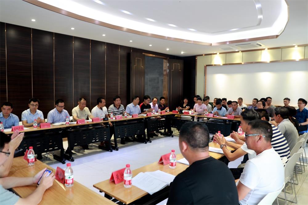 由（縣委常委、政法委書記）官雄主持、黃美萍（縣委書記）蘇建旗（縣長）參加“村企結對、真情幫扶”簽約授牌儀式、