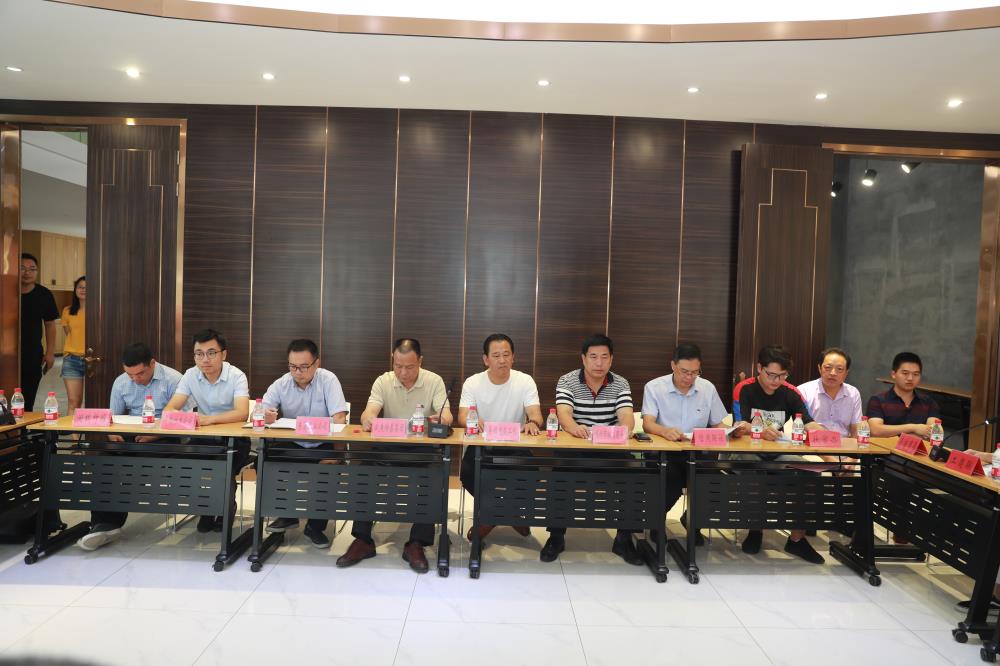 由（縣委常委、政法委書記）官雄主持、黃美萍（縣委書記）蘇建旗（縣長）參加“村企結對、真情幫扶”簽約授牌儀式、