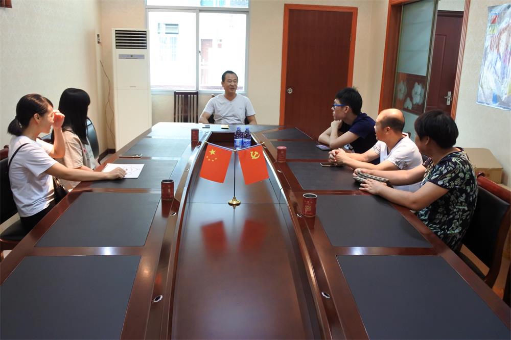 知識改變?nèi)说拿\，公司職工子女考上大學(xué) 單位頒發(fā)助學(xué)金