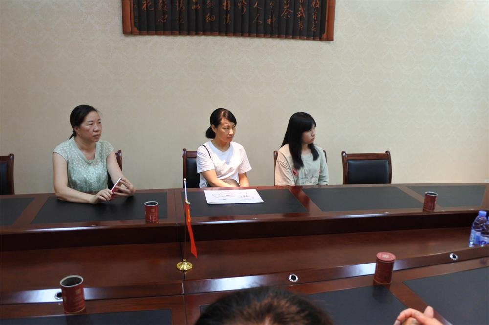 知識改變?nèi)说拿\，公司職工子女考上大學(xué) 單位頒發(fā)助學(xué)金