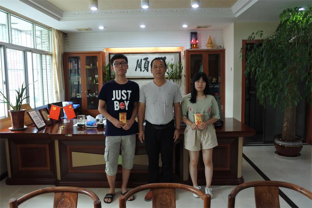 知識改變?nèi)说拿\，公司職工子女考上大學(xué) 單位頒發(fā)助學(xué)金