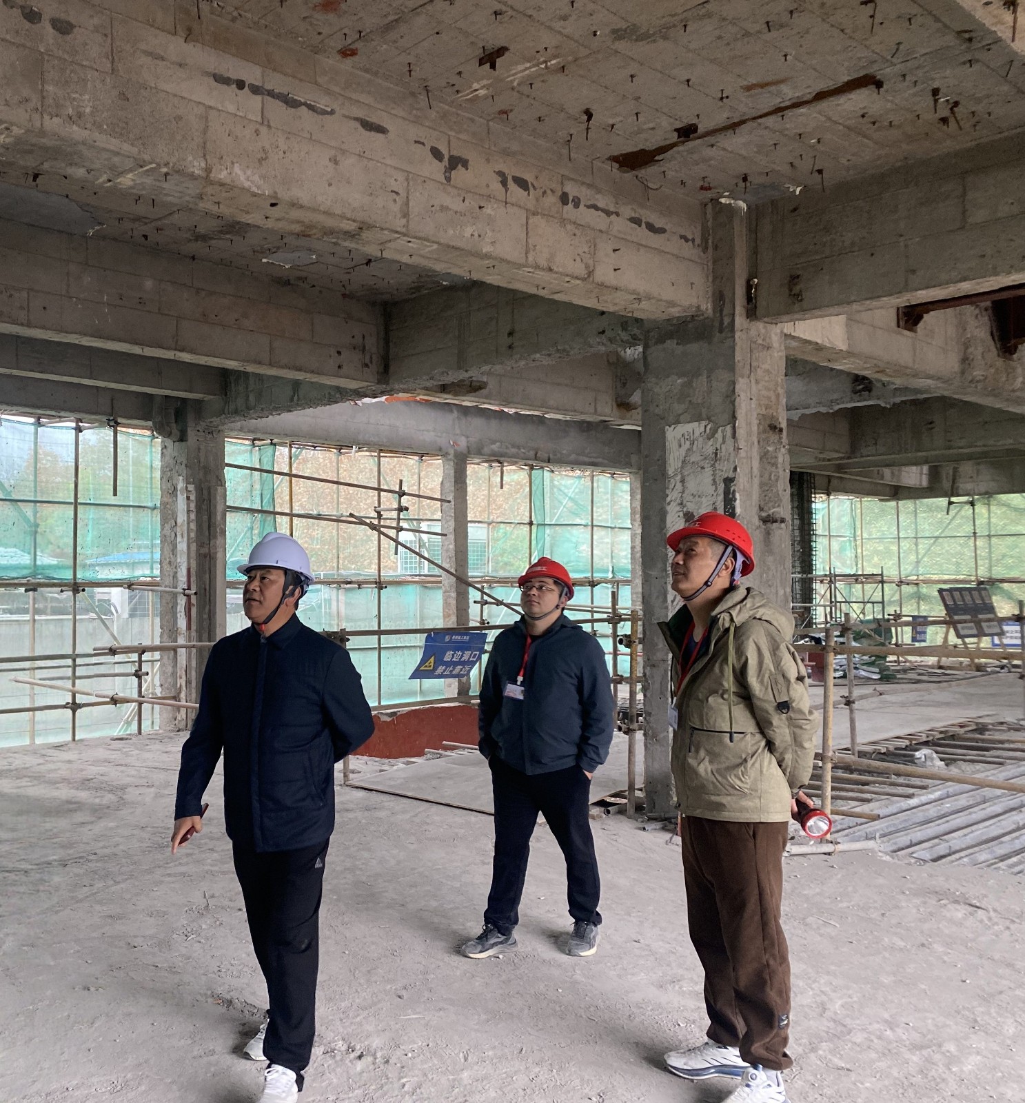 李易順董事長帶隊視察浙江省軍區(qū)杭州退休干部休養(yǎng)所改造工程 督導(dǎo)安全生產(chǎn)與質(zhì)量管控