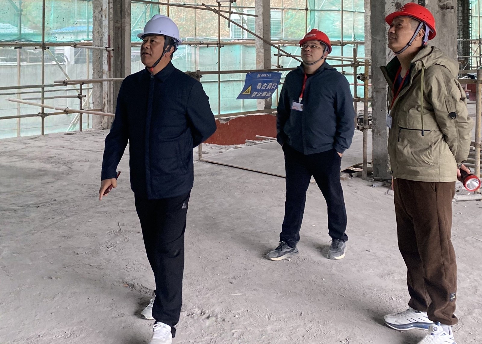 李易順董事長帶隊視察浙江省軍區(qū)杭州退休干部休養(yǎng)所改造工程 督導(dǎo)安全生產(chǎn)與質(zhì)量管控