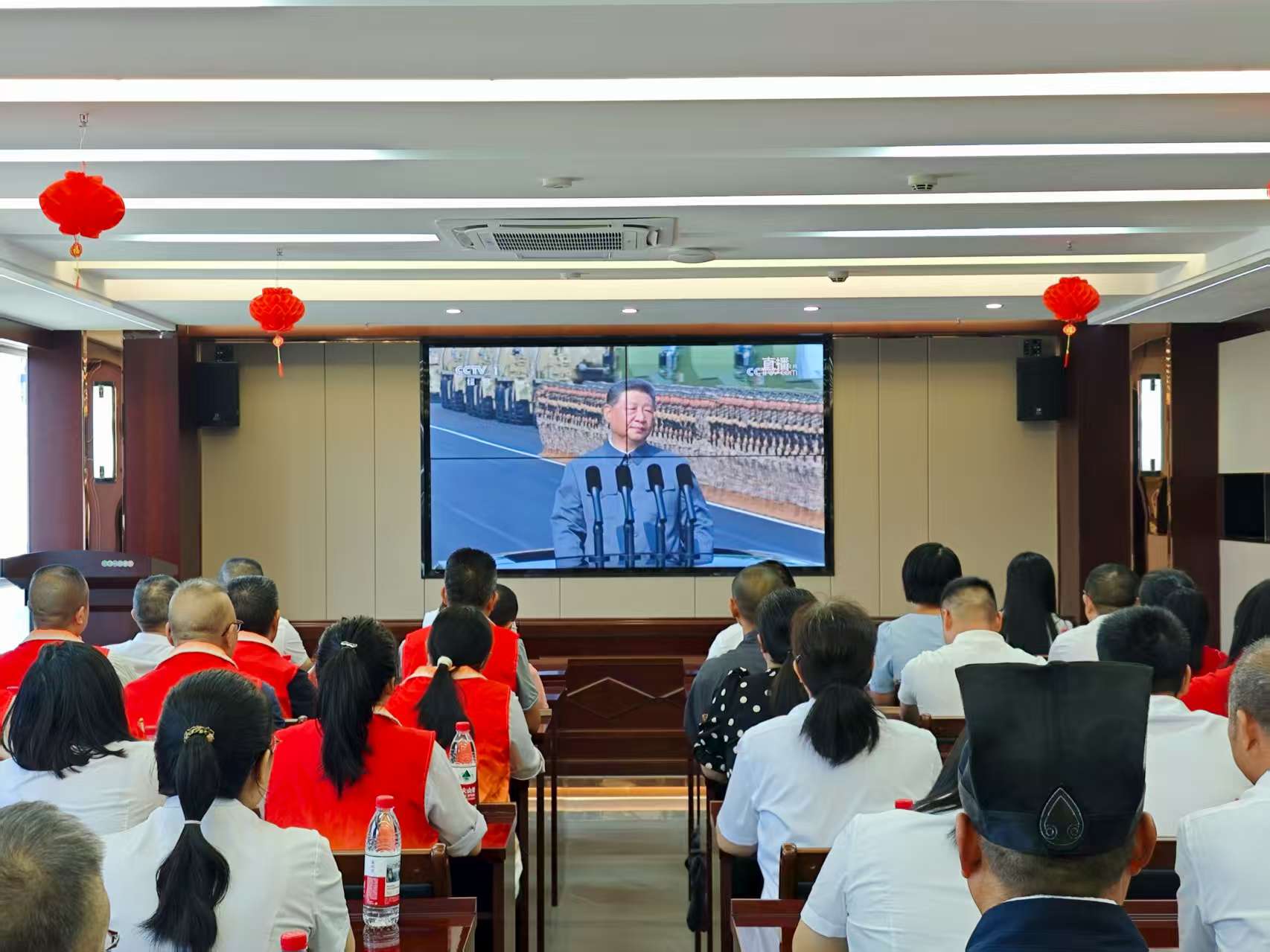 易順建工集團(tuán)有限公司聯(lián)合松溪縣委統(tǒng)戰(zhàn)部機(jī)關(guān)集中集中觀看紀(jì)念中國人民抗日戰(zhàn)爭暨世界反法西斯戰(zhàn)爭勝利80周年大會