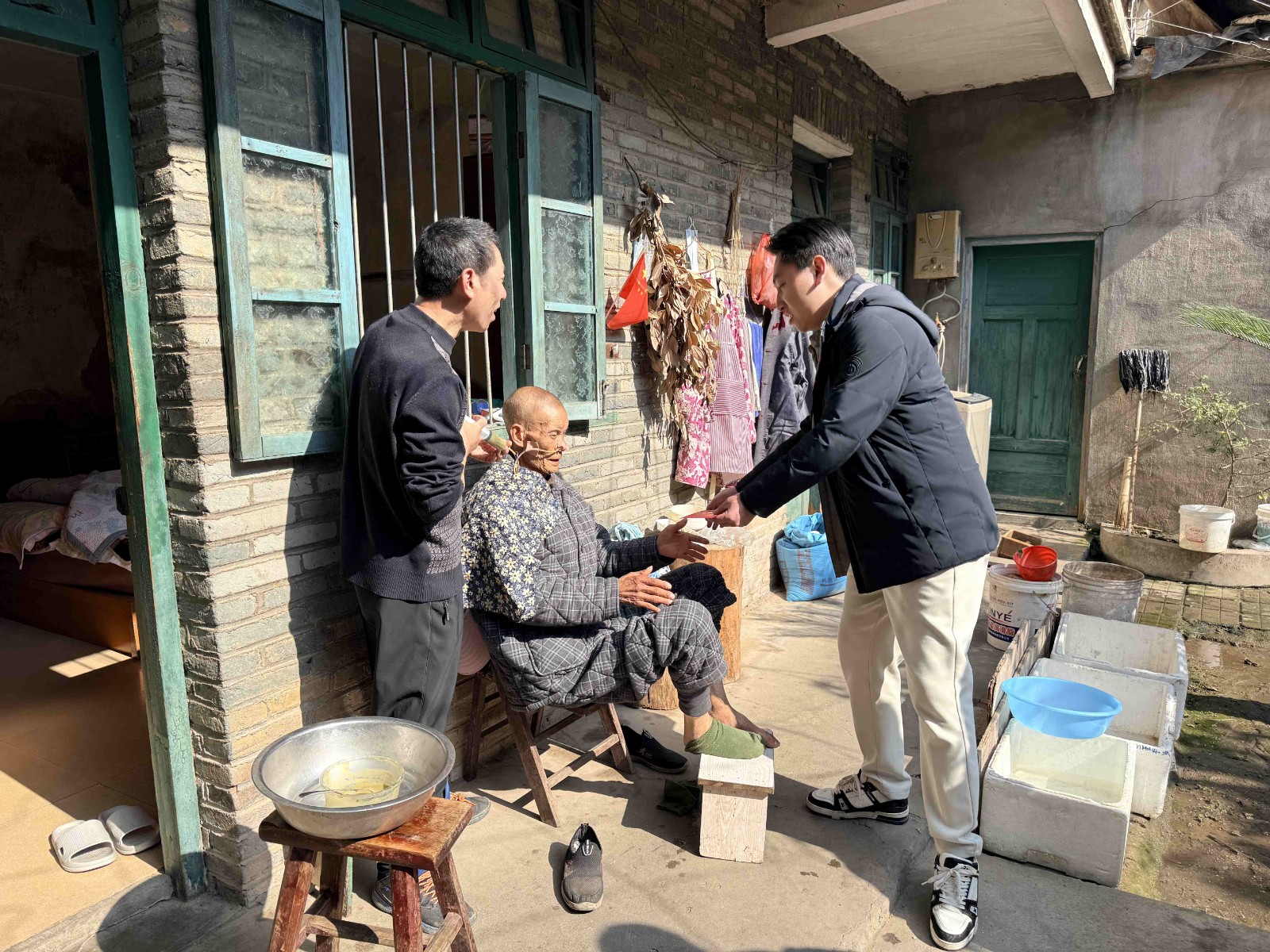情暖寒冬，心系民生——易順建工集團(tuán)開展困難黨員及群眾慰問活動