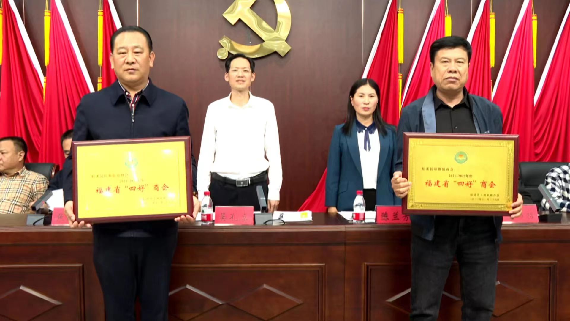 易順建工集團(tuán)董事長李易順作為松溪街道商會(huì)代表領(lǐng)取2021-2022年度福建省“四好”商會(huì)榮譽(yù)獎(jiǎng)項(xiàng)。