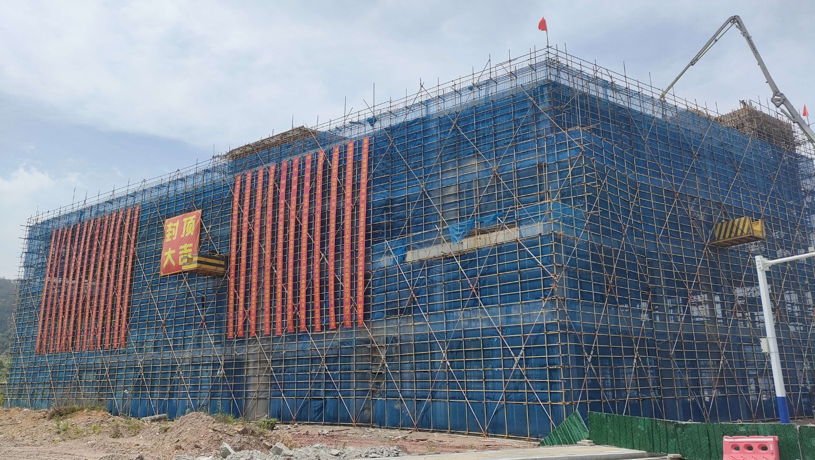 易順建工集團(tuán)有限公司承建的熹茗白茶加工及產(chǎn)業(yè)技術(shù)基地建設(shè)項(xiàng)目一期工程順利封頂！